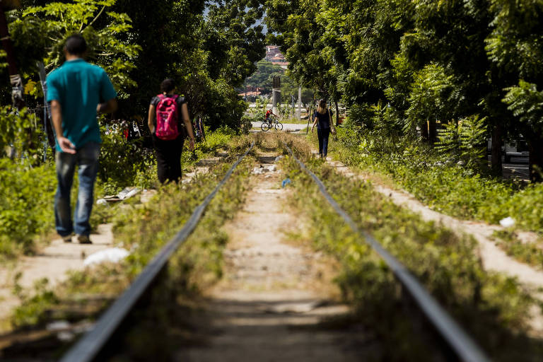 Quase um ano após o fim da Copa do Mundo de 2014, obras que foram iniciadas e previstas para terminarem antes do início do Mundial sequer estavam em andamento; na foto, desapropriação de bairro onde passaria o projeto do VLT em Fortaleza