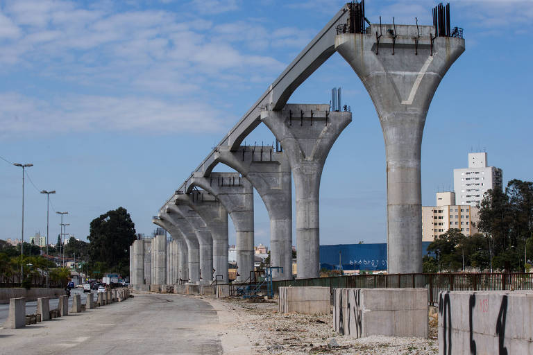 Em São Paulo, o monotrilho da linha 17-ouro também está inacabado. O projeto, contudo, foi retirado da matriz de responsabilidades após a escolha do Itaquerão —e não do Morumbi— como estádio usado na Copa