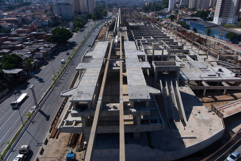Em São Paulo, o monotrilho da linha 17-ouro também está inacabado. O projeto, contudo, foi retirado da matriz de responsabilidades após a escolha do Itaquerão —e não do Morumbi— como estádio usado na Copa