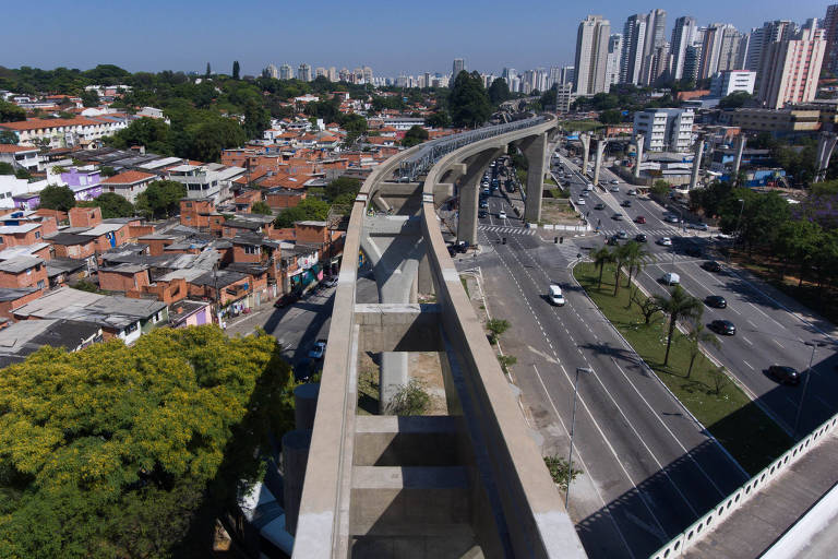 Em São Paulo, o monotrilho da linha 17-ouro também está inacabado. O projeto, contudo, foi retirado da matriz de responsabilidades após a escolha do Itaquerão —e não do Morumbi— como estádio usado na Copa