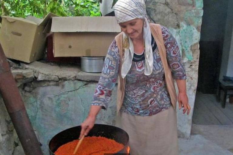 Em Skopje, Macedônia, Mutic ajudou duas mulheres a preparar ajvar (relish de pimenta vermelha) enquanto compartilhavam seus pensamentos sobre a Iugoslávia