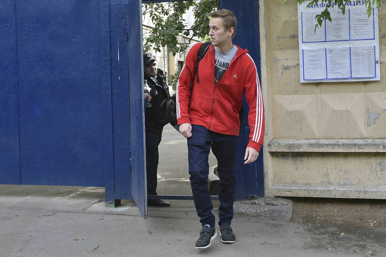 Alexei Navalny deixou o centro de detenção, em Moscou, nesta quinta-feira (14)
