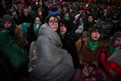 Pro-choice activists wait outside the Argentine Congress in Buenos Aires early June 14, 2018, calling for the approval of a bill that would legalize abortion. 
Lawmakers in conservative Argentina prepared to vote on a decisive bill to legalize abortion which if passed, would make it the most populous Latin American country to do so. / AFP PHOTO / EITAN ABRAMOVICH ORG XMIT: EAS4570