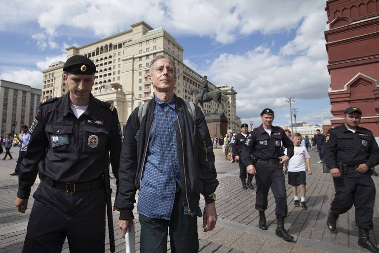 Ativista gay é detido por protestar contra Putin em Moscou