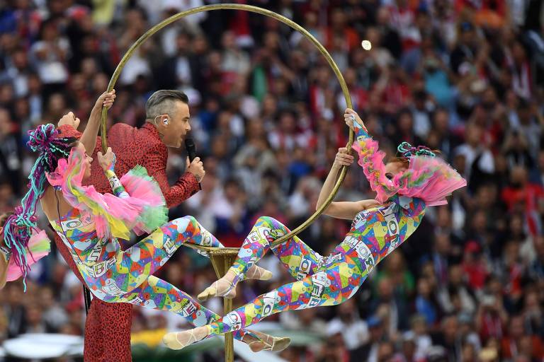 O cantor britânico Robbie Williams se apresenta na abertura da Copa do Mundo da Rússia, no estádio Lujniki, em Moscou