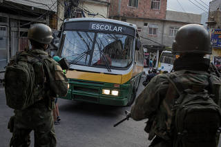 Militares patrulham Estrada da Gávea na Rocinha no Rio de Janeiro
