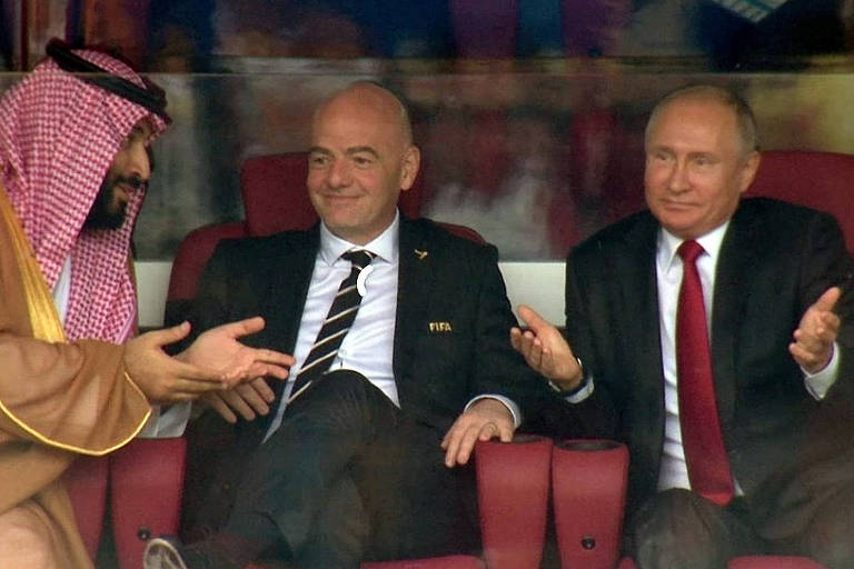 Putin e Infantino consolam sheik árabe após terceiro gol da Rússia
