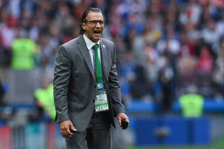 Juan Antonio Pizzi grita instruções para os jogadores da Arábia Saudita no jogo contra a Rússia