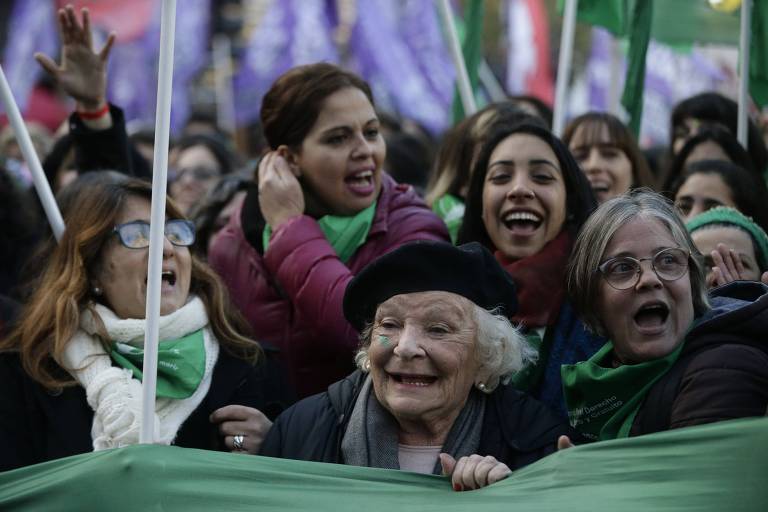 Defensoras da legalização do aborto comemoram em Buenos Aires a decisão da Câmara dos Deputados