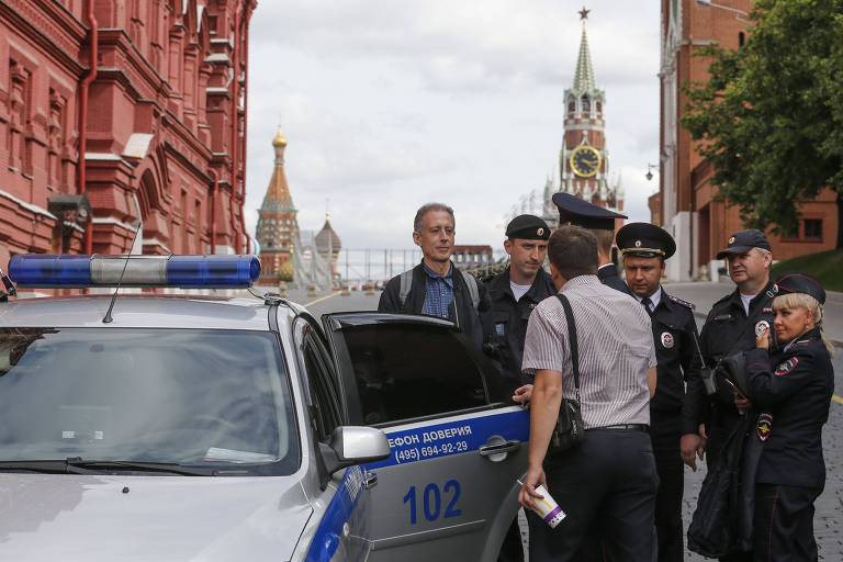 Ativista gay é detido por protestar contra Putin em Moscou