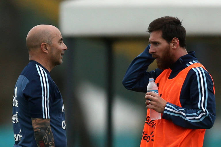 O treinador da Argentina, Jorge Sampaoli, conversa com Lionel Messi em treino da equipe