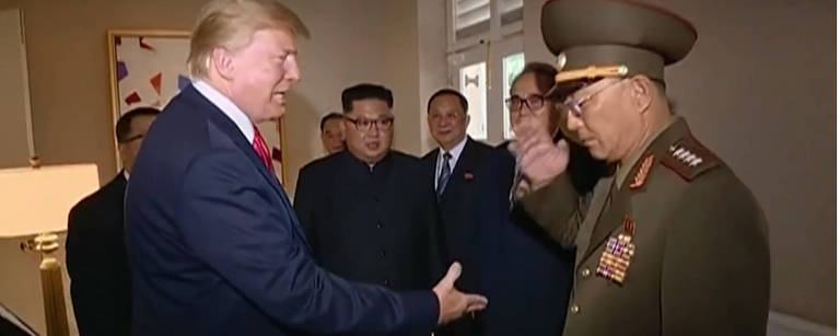 TV norte-coreana mostrou confusão de cumprimentos de Trump com militar. Crédito Reproducao