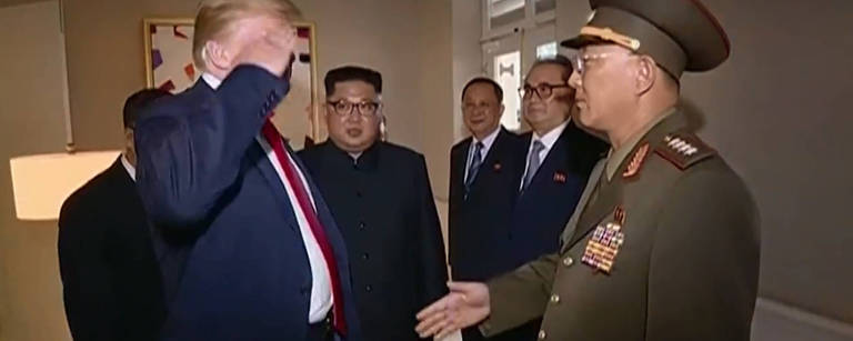 TV norte-coreano mostrou confusão de cumprimentos de Trump com militar. Crédito Reproducao