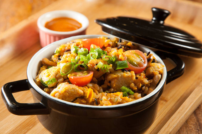 Arroz Goiano é uma das receitas do Nambu, em Higienópolis; prato tem cubos de filé de frango, arroz integral, banana-da-terra, pequi e castanha-de-caju
