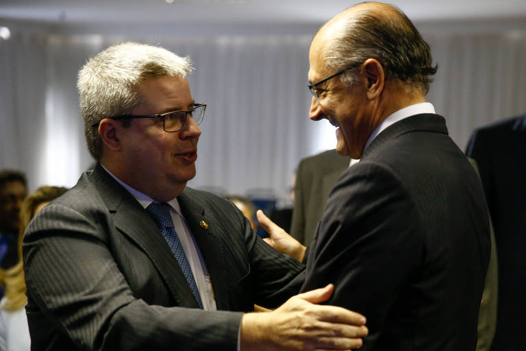 O senador Antonio Anastasia (PSDB), pré-candidato ao governo de Minas, cumprimenta Geraldo Alckmin durante encontro do partido em Brasília