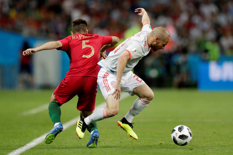 Disputa de bola entre o espanhol David Silva e o português Raphael Guerreiro