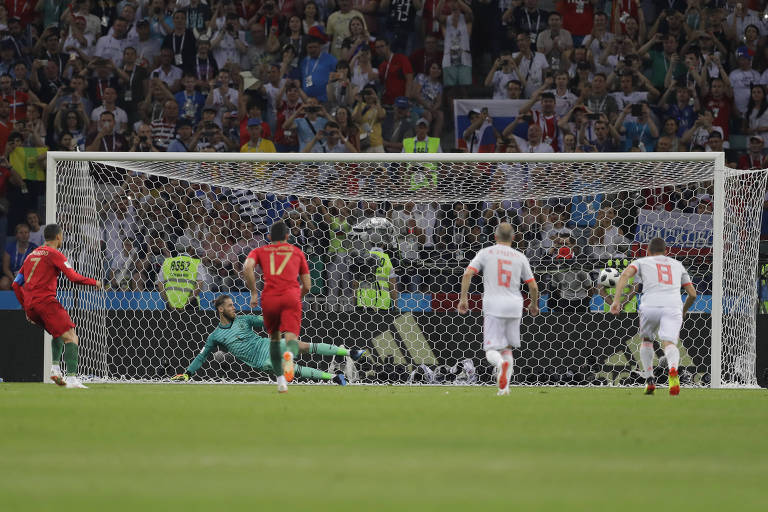 Cristiano Ronaldo, à esq., marca, de pênalti, o primeiro gol da partida entre Portugal e Espanha