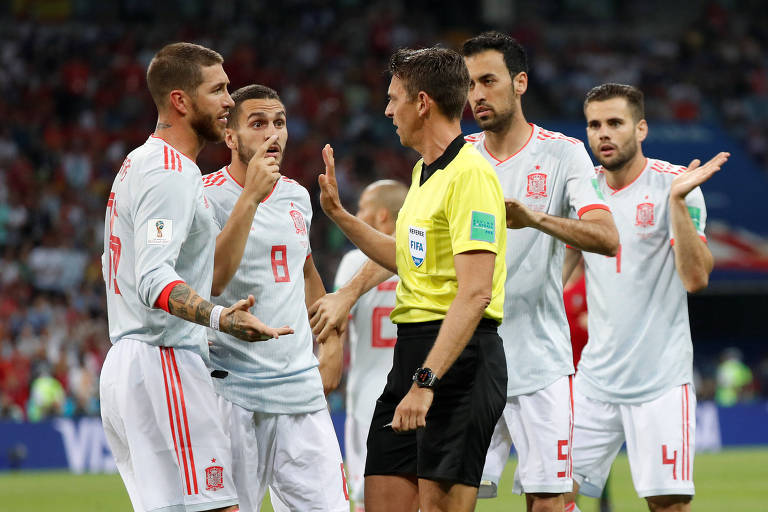 Os jogadores da Espanha Sergio Ramos, Koke e Busquets fazem reclamação ao árbitro principal do jogo, Gianluca Rocchi