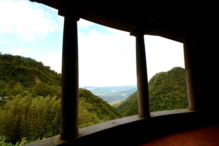 Vista do Pouso de Paranapiacaba, casarão em alvenaria, que foi ponto de parada de carros e fica na Caminho do Mar; a rota foi pavimentada com concreto na década de 1920 e se tornou a primeira rodovia da América Latina