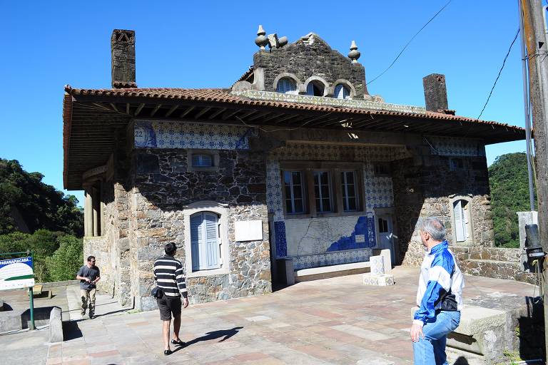 Pouso de Paranapiacaba, casarão feito de rochas, tijolos e granito, que já foi ponto de parada de carros durante a viagem entre Santos e São Paulo, um dos monumentos históricos na Caminho do Mar em 1922 em comemoração ao centenário da independência