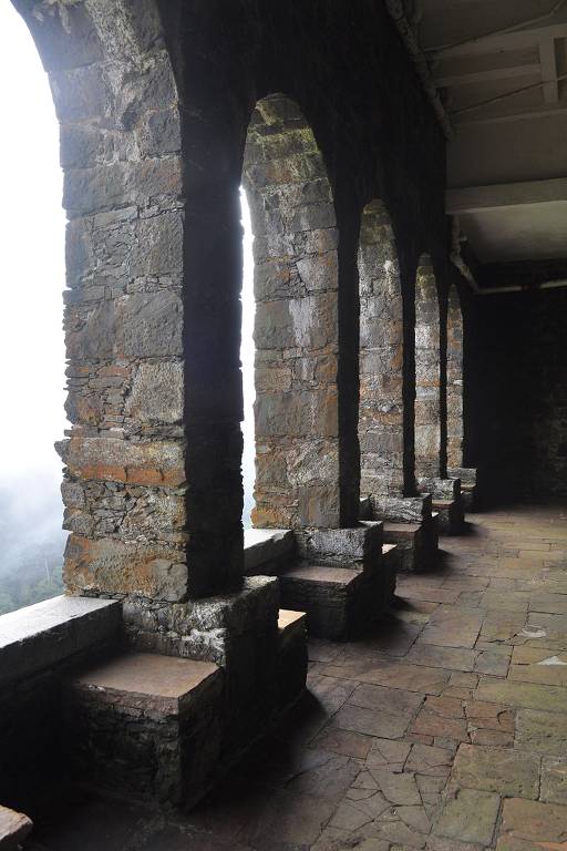 Corredor no interior do Pouso de Paranapiacaba, construção no meio da Caminho do Mar; o casarão foi ponto de partida para carros na viagem entre Santos e São Paulo