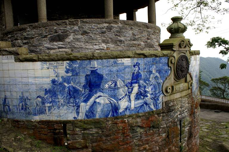 Azulejos no exterior do Rancho da Maioridade, ponto de descanso e reabastecimento na Estrada Velha de Santos, hoje fechada para carros; o trajeto é feito em caminhadas em grupos de no máximo 40 pessoas acompanhados por monitores e custa R$ 31, com gratuidade para pessoas de até 12 anos e maiores de 60