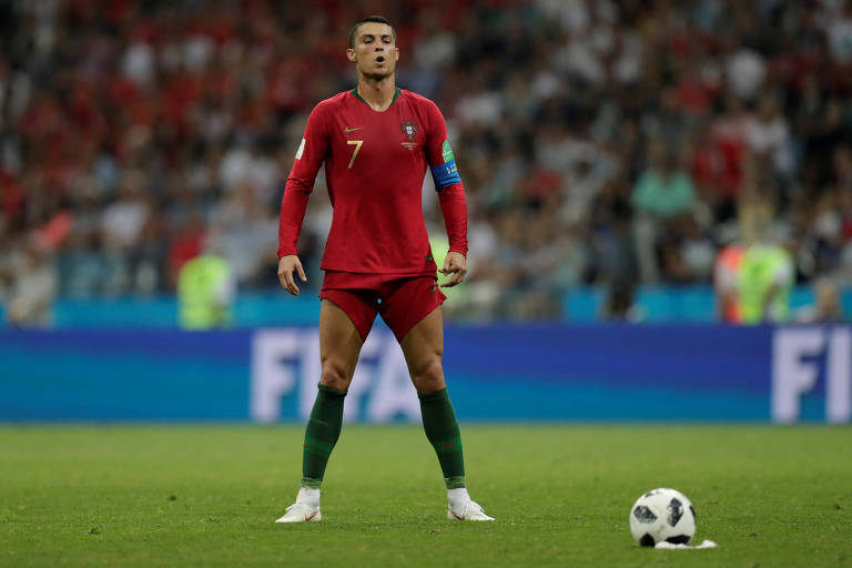 Cristiano Ronaldo se prepara para bater falta que empataria o jogo entre Portugal e Espanha