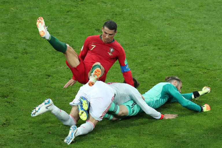 Cristiano Ronaldo em disputa com os espanhóis Piqué e De Gea