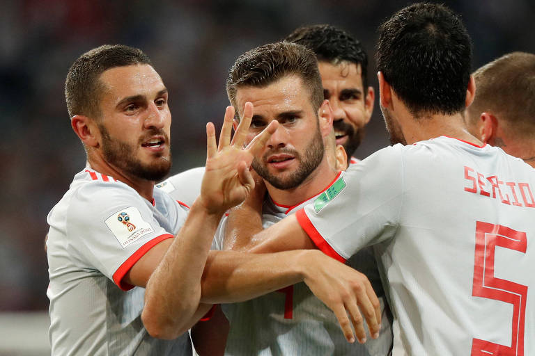 Nacho comemora após marcar o terceiro gol da Espanha