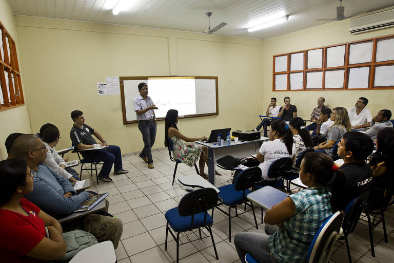 Alunos assintem  aula em uma das classes da Universidade Estadual de Roraima (UERR), em Boa Vista