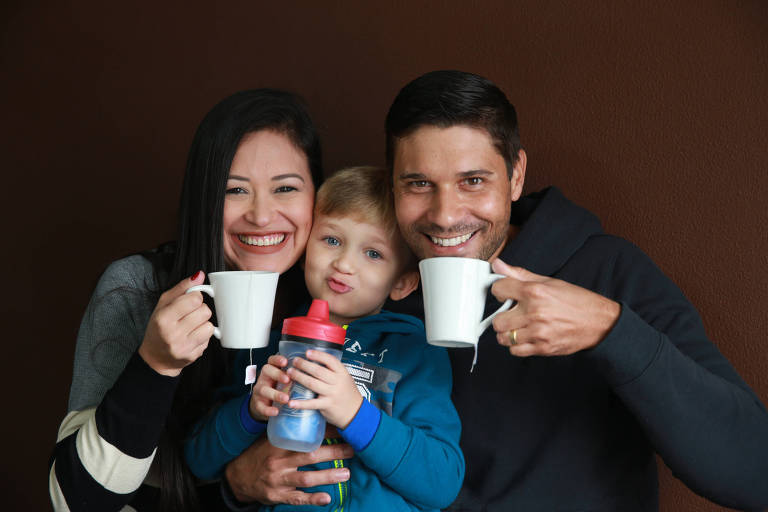 Júlia e o marido, Vinicius, transmitiram o gosto por chá para o filho, Enzo, quatro anos