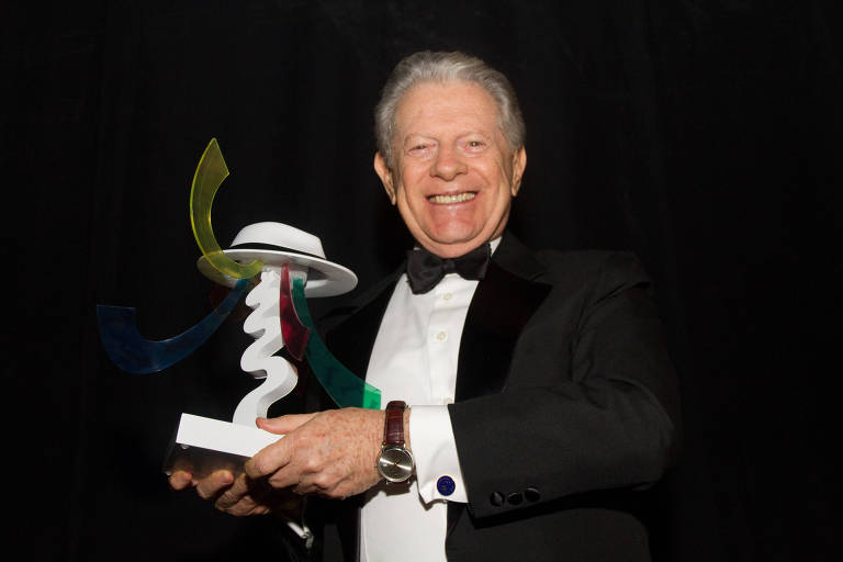 O escritor Arnaldo Niskier recebe premiação no Rio, em foto de 2011