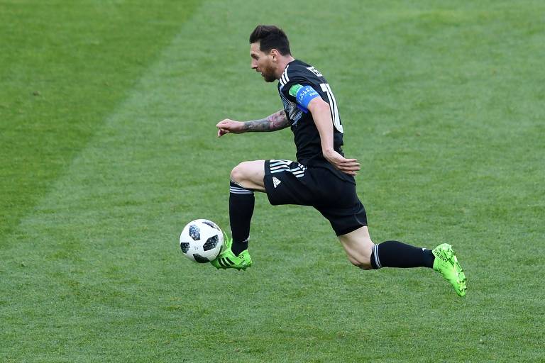 Messi perde pênalti e Argentina empata com a Islândia