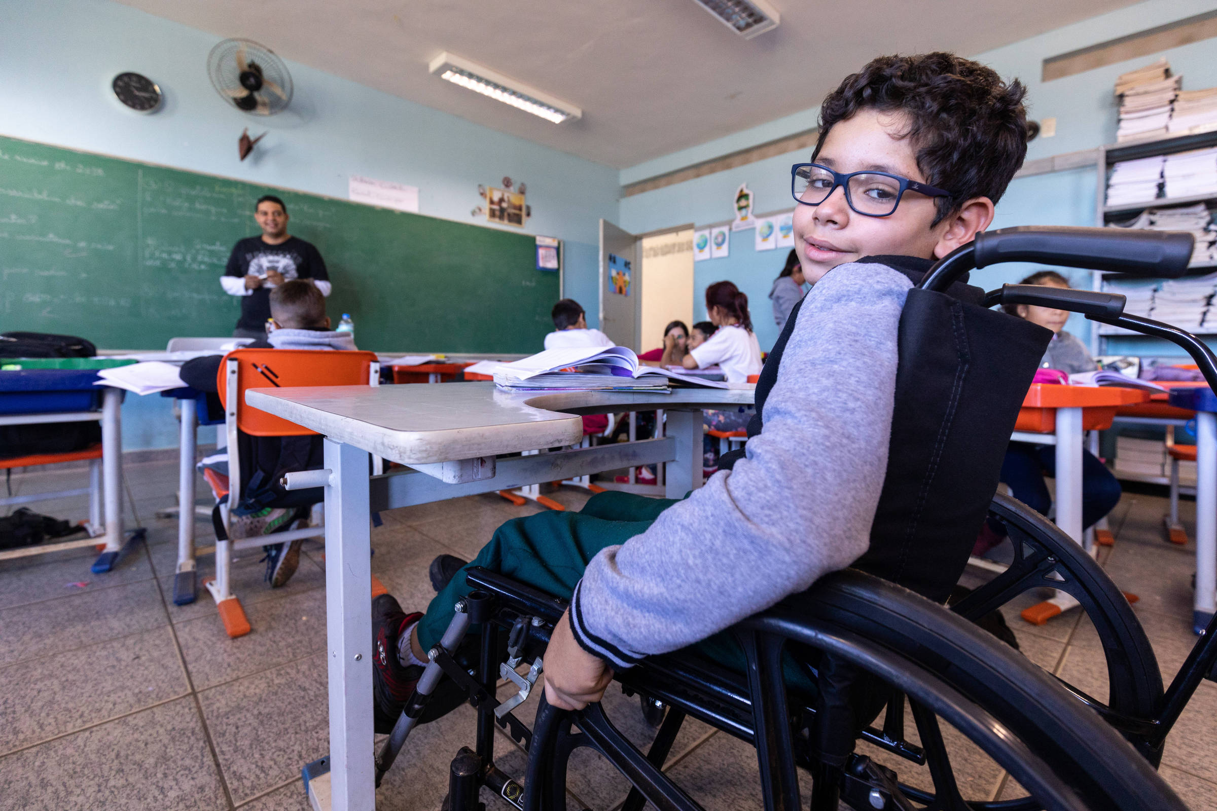 Por Colega Deficiente Alunos Tm Dia Com Cadeira De Rodas No Interior