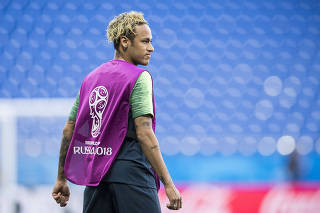 Neymar durante reconhecimendo do gramado do Arena Rostov para o jogo contra a Suica