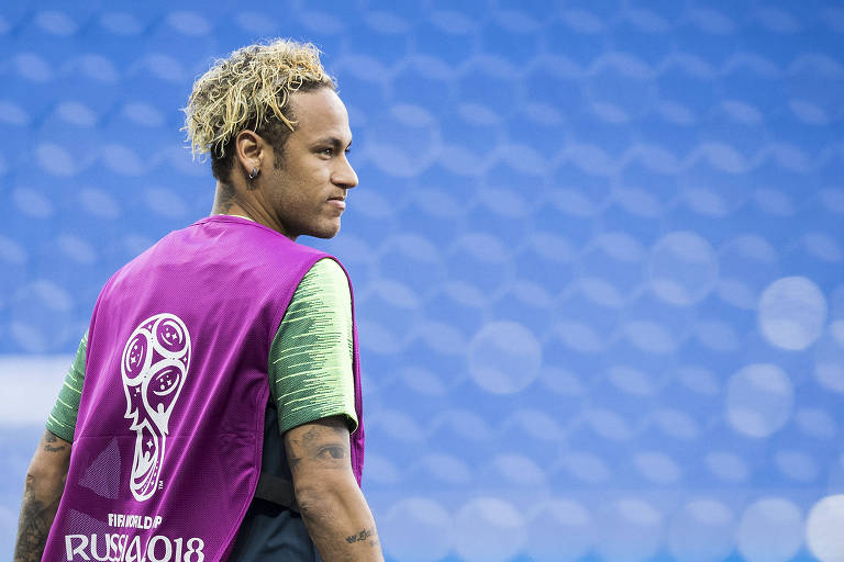 Neymar exibe corte de cabelo diferente na véspera da estreia do Brasil na Copa