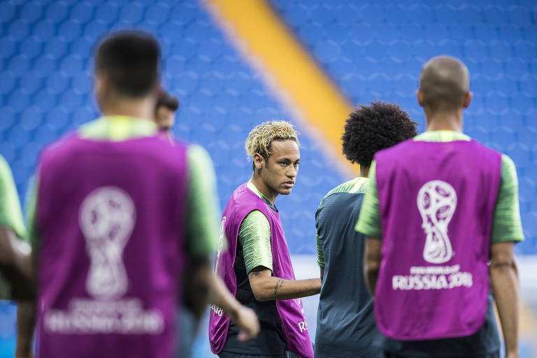 Neymar durante reconhecimento do gramado da Arena Rostov para o jogo contra a Suíça; jogador exibiu novo visual, com cabelos pintados de loiro