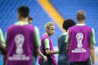 Neymar durante reconhecimendo do gramado do Arena Rostov para o jogo contra a Suica