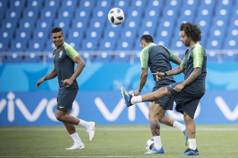 Casemiro e Marcelo em treino da seleção brasileira em Rostov, na véspera da estreia na Copa