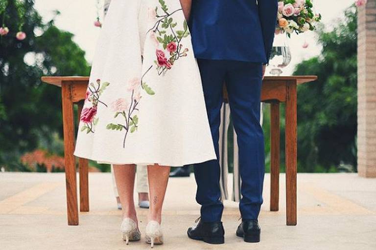 F5 - Celebridades - Klebber Toledo e Camila Queiroz se casam no civil em cerimônia íntima no interior de SP - 16/06/2018