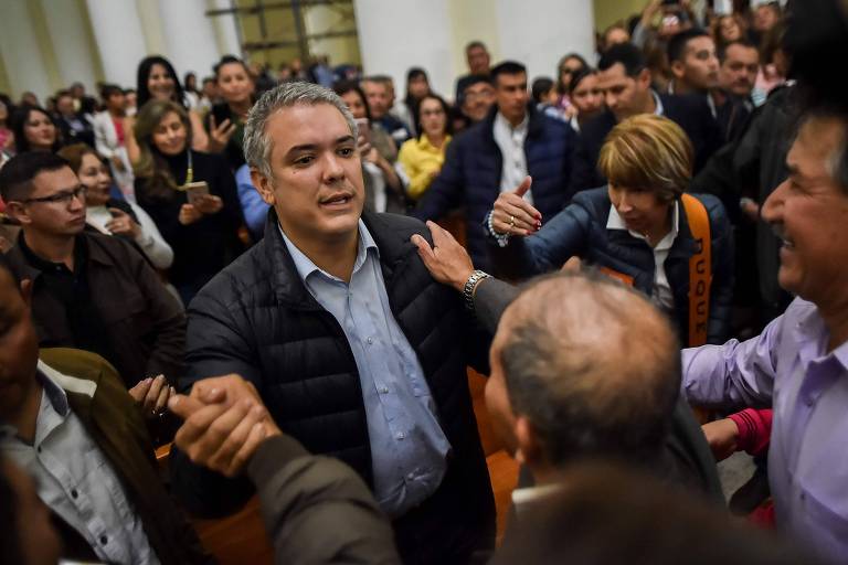 O candidato direitista à Presidência da Colômbia, Iván Duque, cumprimenta simpatizantes na véspera das eleições