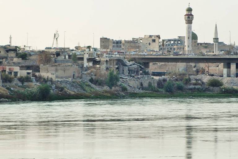 O rio Tigre, em Mossul (norte do Iraque), com águas em nível muito abaixo do habitual 
