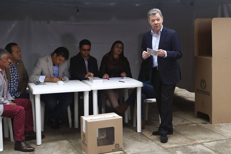 O presidente Juan Manuel Santos vota em Bogotá, no segundo turno das eleições presidenciais da Colômbia