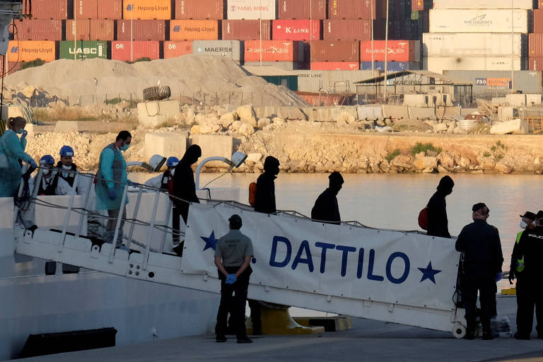 Navios com migrantes aportam na Espanha