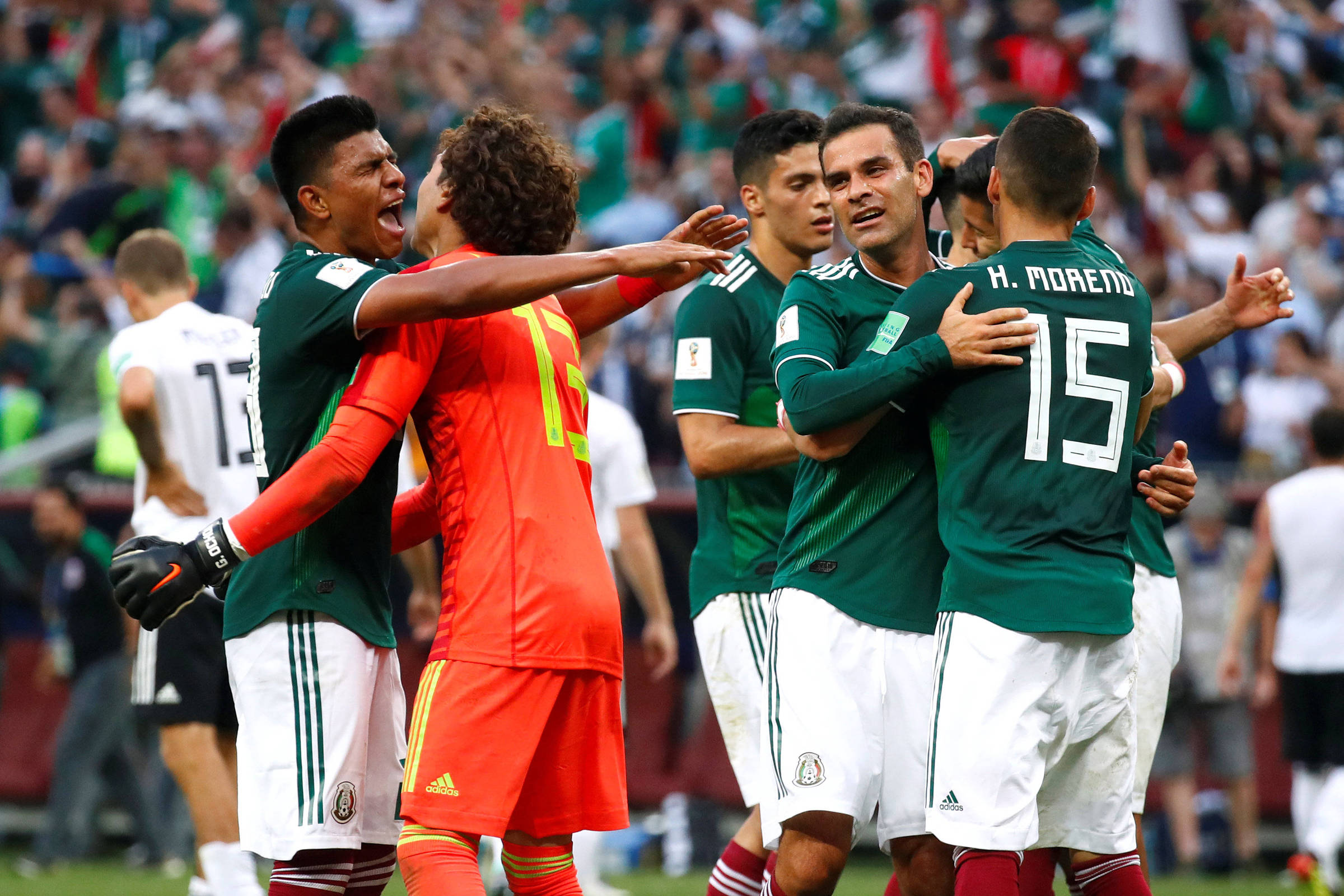 México Vs Suécia. Conceito De Futebol. Futebol Com Bandeiras Na