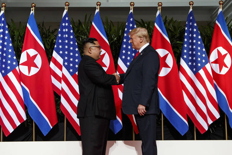 O ditador norte-coreano Kim Jong-un se encontra com o presidente dos EUA, Donald Trump, em reunião histórica na ilha de Sentosa, em Singapura