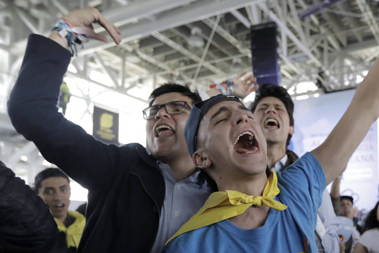 Eleitores de Duque celebram em Bogotá após os primeiros resultados da apuração da eleição presidencial serem anunciados, no domingo (17)