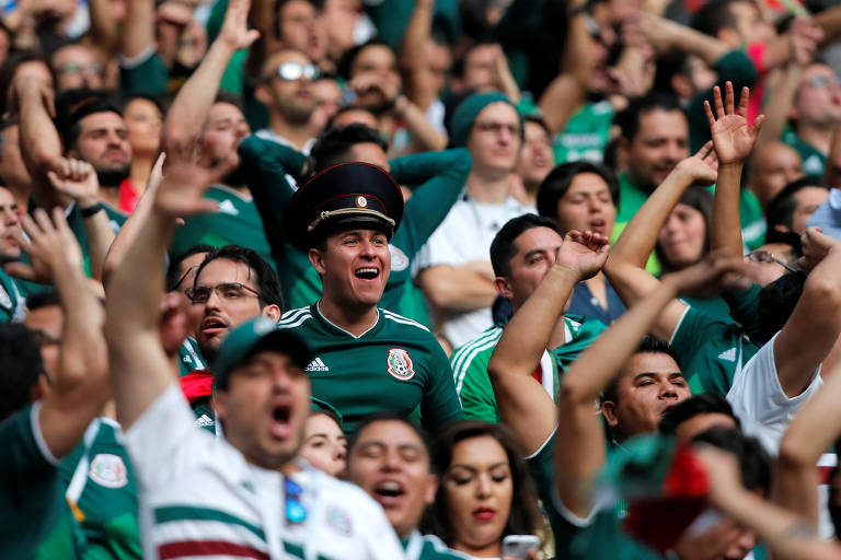Torcedores celebram a vitória do México sobre a Alemanha, na estreia nas equipes pelo Grupo F da Copa do Mundo
