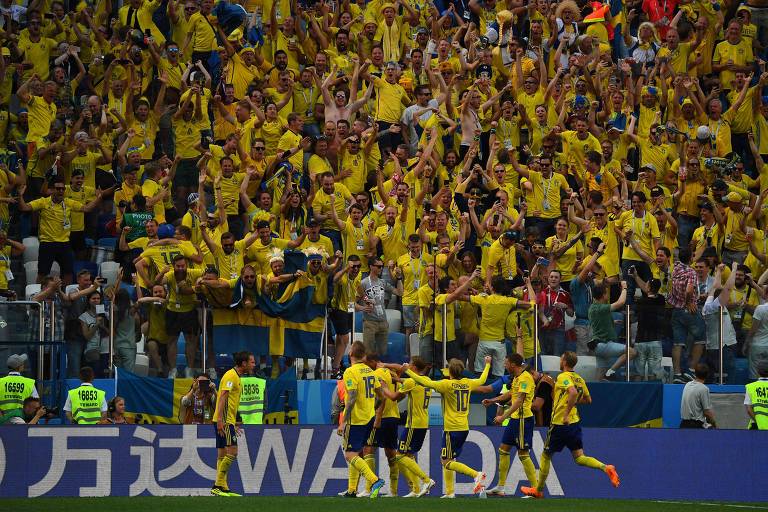 Jogadores da Suécia comemoram o gol de pênalti que determinou a vitória contra a Coreia do Sul
