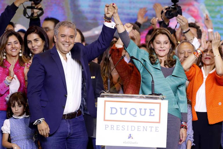 A nova vice-presidente, Marta Lucía Ramírez (de verde) comemora a vitória ao lado do novo presidente eleito, Iván Duque 
